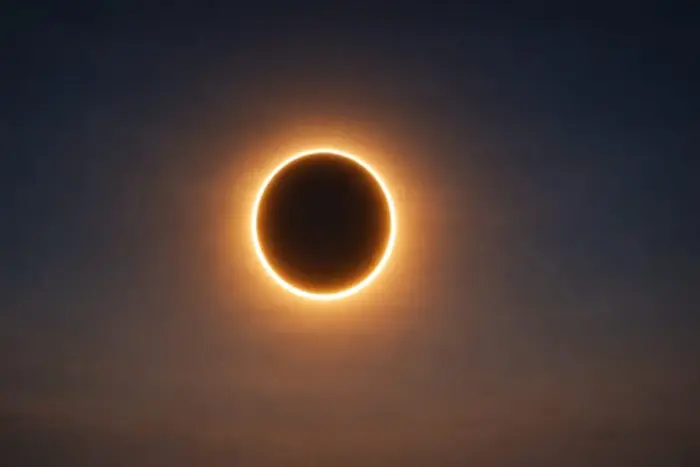 Gyűrűs napfogyatkozás közben látható fényes tűzgyűrű az égen