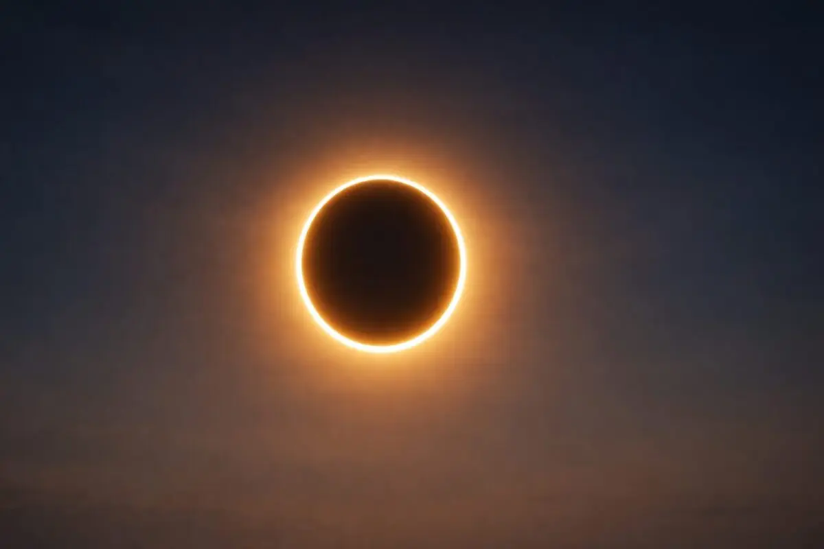 Gyűrűs napfogyatkozás közben látható fényes tűzgyűrű az égen