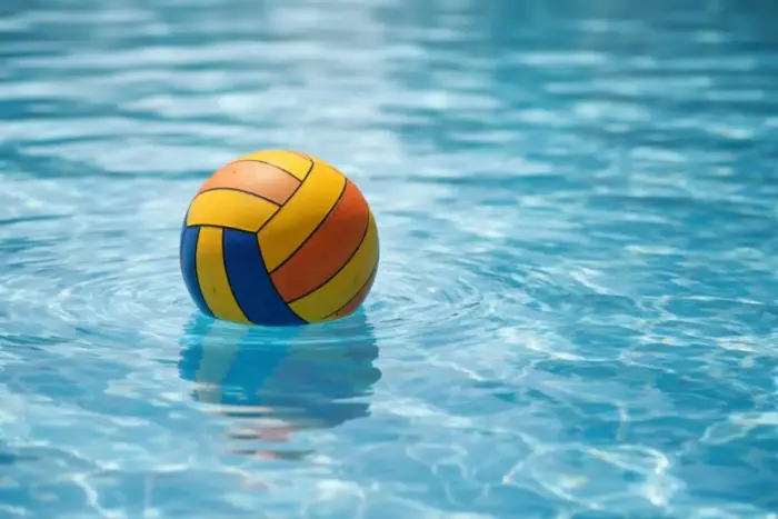 Magyar vízilabda szimbóluma: vízilabda labda a medence felszínén