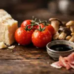 Umamiban gazdag ételek: parmezán, paradicsom, gomba és szójaszósz egy kompozíción